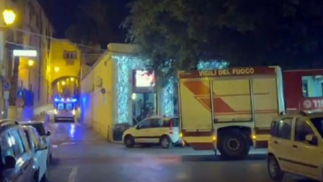 Montacarichi usato come ascensore precipita a Palermo: cinque feriti