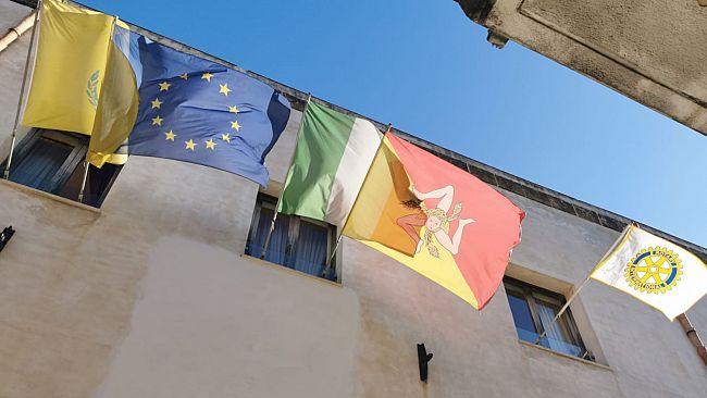 La bandiera del Rotary esposta al Comune di Mazara del Vallo
