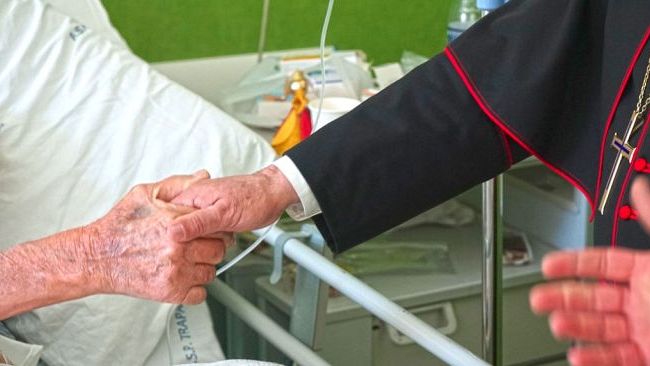 Natale 2024: il Vescovo Giurdanella celebra la santa messa negli ospedali della Diocesi