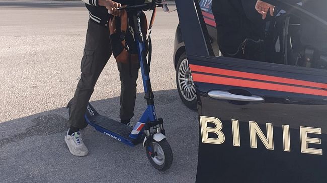 Trapani, controlli dei Carabinieri sui monopattini elettrici e cellulari alla guida: elevate diverse sanzioni 