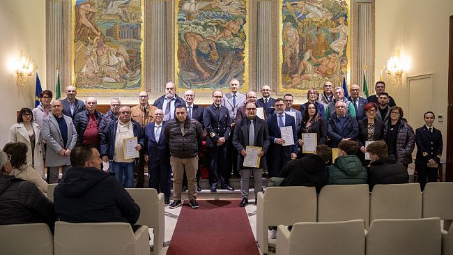 Consegnate le medaglie d’oro per lunga navigazione ai marittimi trapanesi