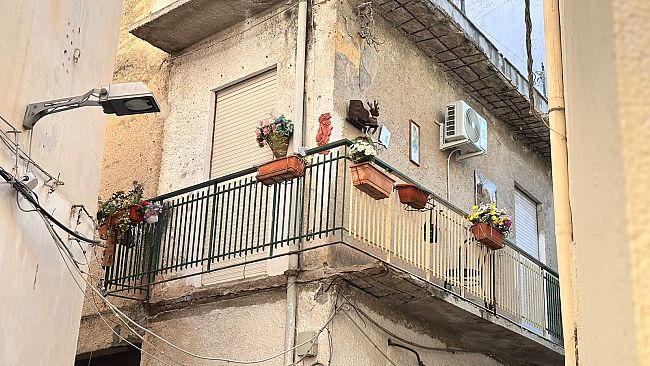 Crolla la soletta di un balcone a Mazara del Vallo: morta una donna di 85 anni