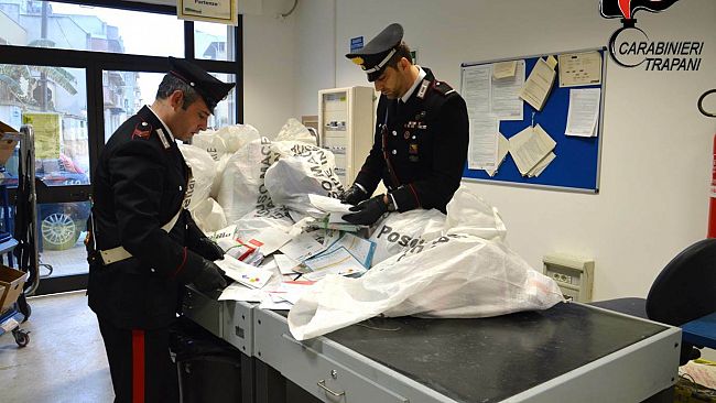 Posta non consegnata. I Carabinieri denunciano un dipendente delle Poste per sottrazione di corrispondenza.