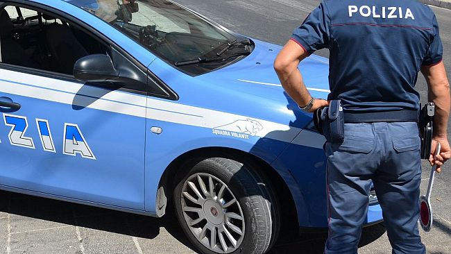Minacce e botte alla compagna: arrestato in flagranza dalla Polizia di Stato