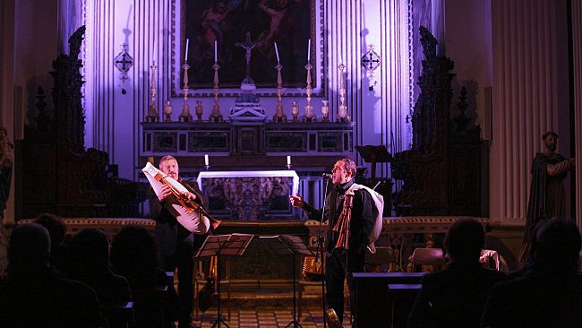 EricèNatale, Il borgo dei presepi: La zampogna, elemento centrale di EricèNatale con il duo Sonantiqua