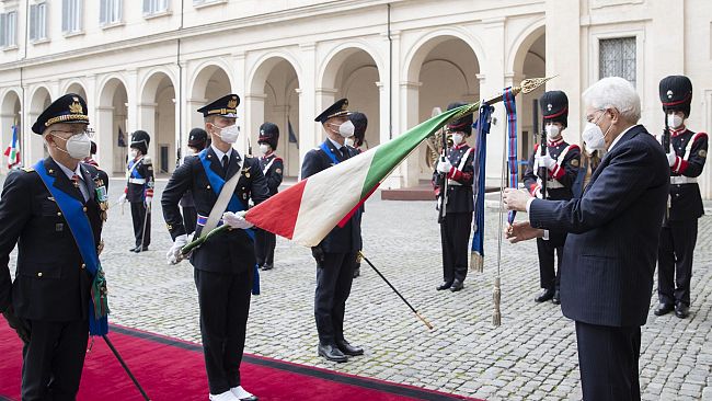 Il Capo dello Stato decora la Bandiera di Guerra del 37º Stormo