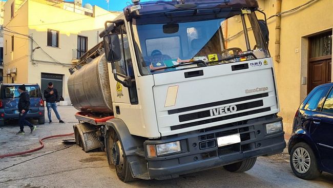 Voragine in via dei Pescatori originata dal cedimento della vecchia fognatura