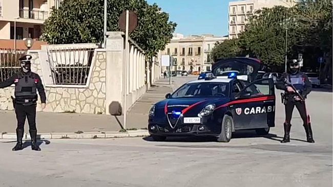 Trapani, minaccia passanti con una bottiglia di vetro: arrestato