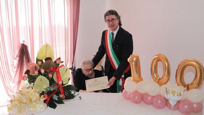 Gli auguri del sindaco alla signora Giuseppa Mangione, nuova centenaria