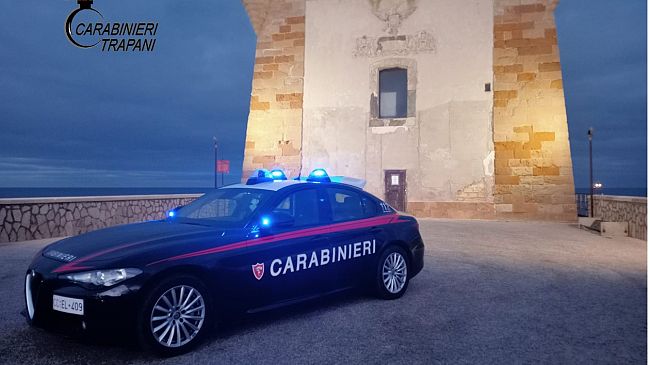 Trapani, fugge con auto senza targa. Arrestato dai carabinieri 