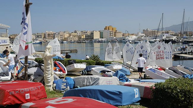 trapani-si-prepara-alle-regate-della-1-selezione-nazionale-optimist-completate-le-operazioni-tecniche