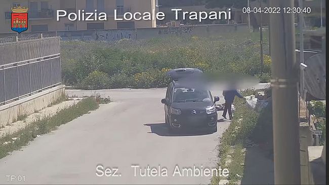 Trapani, abbandono di rifiuti. Trasgressore beccato dalle telecamere 