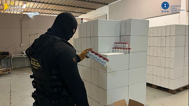 La GdF di Palermo sequestra stabilimento industraile per la produzione clandestina di sigarette 