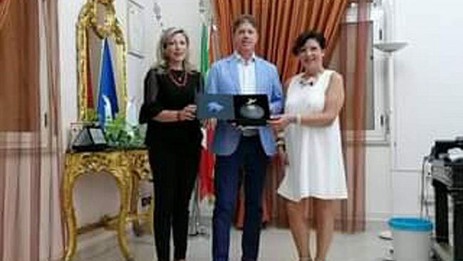 Le imprenditrici siciliane Giusy Gambini e Carmen Bonfante regalano al sindaco Castiglione una bottiglia del pluripremiato olio “Embrace”