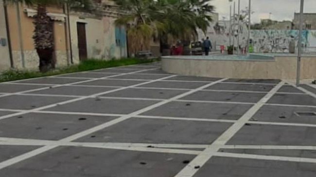 Borgata Costiera, residenti segnalano feci di randagi in piazza del Popolo. L’assessore Reina assicura immediato intervento