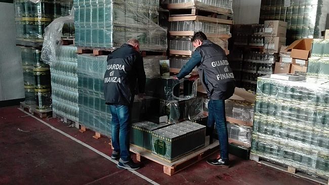 La GdF sequestra a Palermo 30 tonnellate di olio d’oliva 