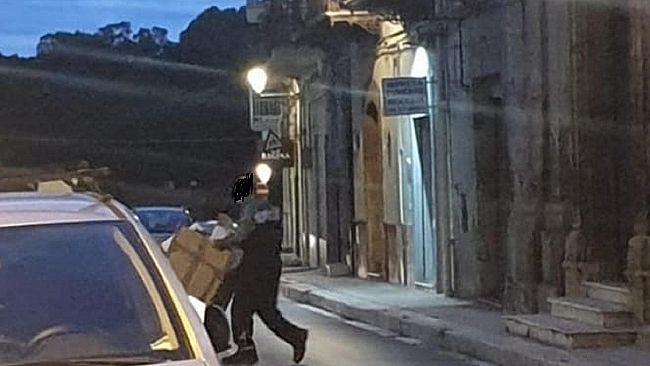 Incivili abbandonano rifiuti in centro a Castelvetrano. L’amministrazione pubblica le foto e le iniziali dei multati