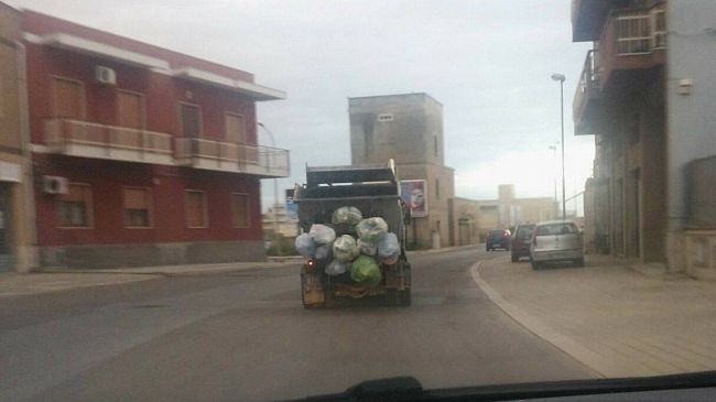 Marsala, mezzi Aimeri perdono i sacchetti per strada…Ma il Comune “minaccia” multe per chi non differenzia i rifiuti