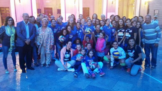 A palazzo XVII aprile, giovani pallavoliste in azione contro il tumore al seno