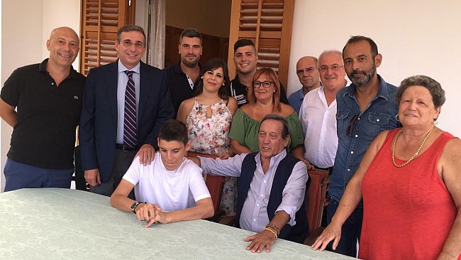 Tony Sperandeo sabato ha raggiunto il giovane disabile nella sua abitazione, “Salvatore ha coronato il suo sogno: ha incontrato il suo attore preferito”