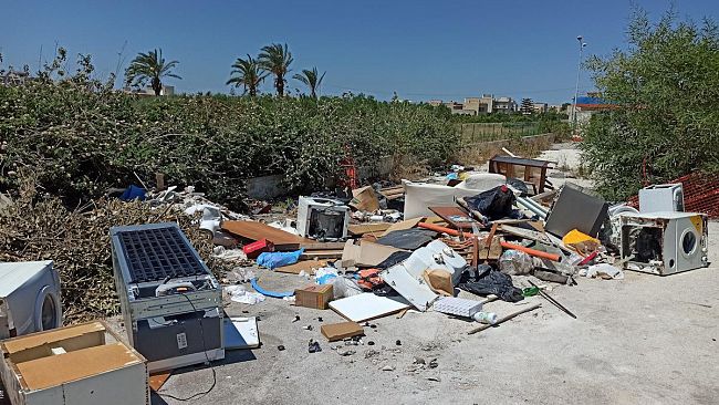 FOTO – Spazio al cittadino: qualcuno ha scambiato lo scorrimento veloce per una discarica