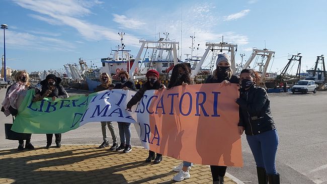video-il-settore-della-pesca-mazarese-poco-vicino-ai-familiari-dei-pescatori-sequestrati-a-bengasi