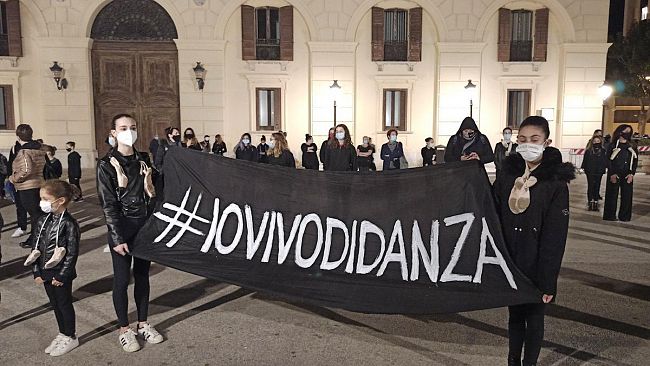 video-trapani-danzatori-in-piazza-per-protestare-contro-la-chiusura-delle-loro-scuole