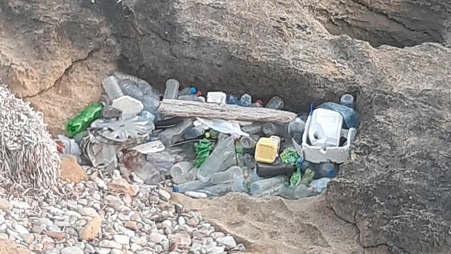 A Marsala un mare di… plastica fra le rocce di Capo Boeo