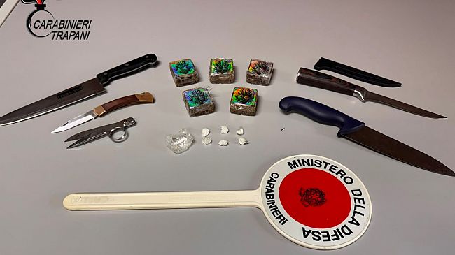 mazara/marinella-di-selinunte-panetti-di-hashish-nascosti-in-un-materasso-4-arresti