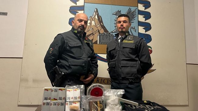 hashish-e-cocaina-nella-borsa-lavoro-scatta-larresto-per-un-uomo-allimbarco-per-pantelleria