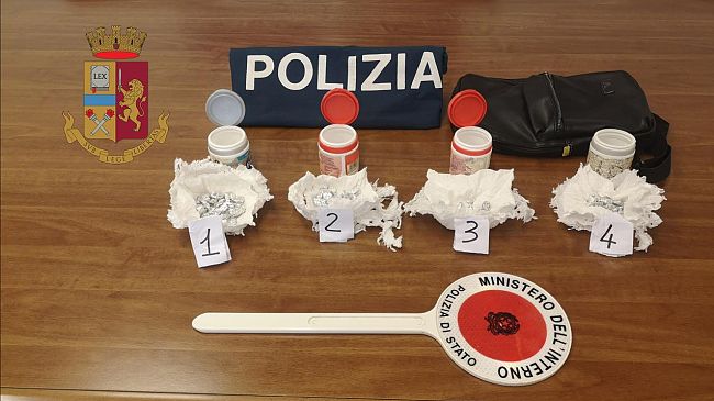 Trapani, scappa con 90 dosi di droga: pusher arrestato