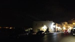 Intero Lungomazaro al buio, un tentativo per rendere più suggestivo il porto canale?