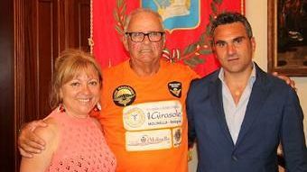 Ricevuto al Palazzo di Città Alessandro Belliere, l’ottantenne che sta effettuando il periplo dell’Italia a piedi