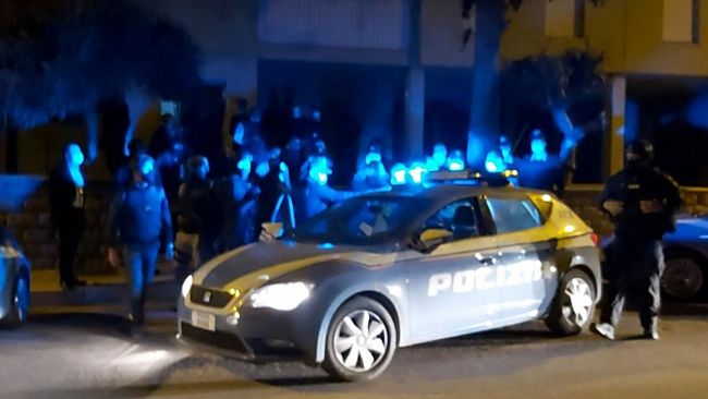 VIDEO – Mazara, dopo circa 12 ore finisce il dramma dell’uomo barricato a casa con il figlio
