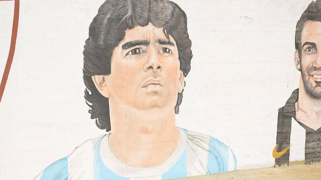 ad10s-lomaggio-del-pietro-cerulli-con-un-murales-dedicato-a-maradona