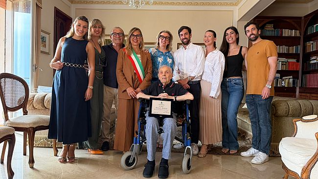 leonardo-lombardo-ha-festeggiato-100-anni-gli-auguri-della-sindaca-patti-a-nome-della-citta-di-marsala