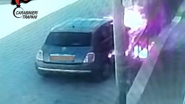 Mazara, perseguita i familiari e incendia l’auto del suocero. Arrestato 37enne