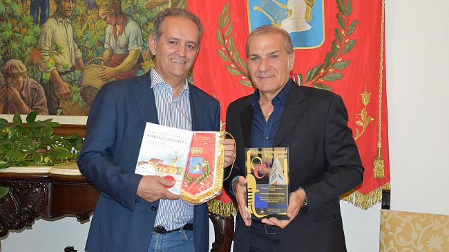 ricevuto-dal-sindaco-grillo-lenologo-giacomo-manzo-ambasciatore-del-vino-marsala