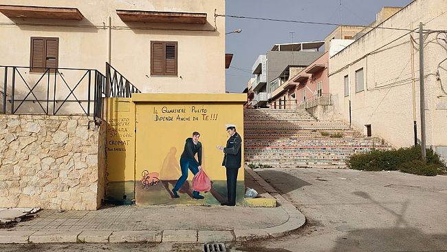 Mazara, l'artista Piero Barbera realizza murale nel quartiere Makara e lancia un messaggio contro l'inciviltà 