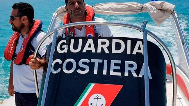 Gli uomini della Guardia Costiera di Mazara del Vallo prestano assistenza, nelle acque marine a circa 1 miglia da Marinella di Selinunte, ad un natante in avaria