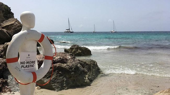 Un manichino fra le spiagge di Favignana per dire no alla plastica in mare
