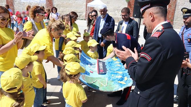 favignana-gli-studenti-diventano-sentinelle-della-legalita-con-larma-dei-carabinieri