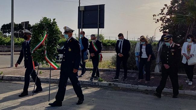 Deposta una corona di fiori per commemorare la strage di Capaci