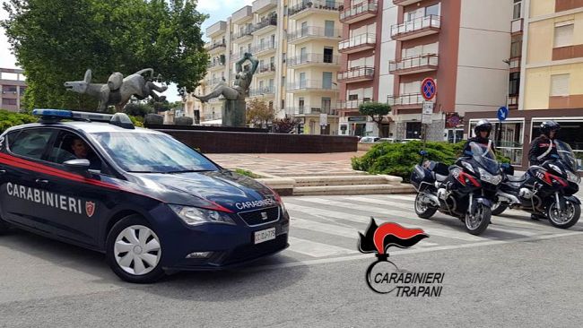 Marsala: 4 giovani denunciati per spaccio. Alla vista dei carabinieri hanno gettato la droga dal finestrino