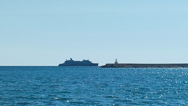 Difficile entrare nel porto di Mazara, così una delle navi più lussuose al mondo, la Seabourn Venture, resta alla fonda
