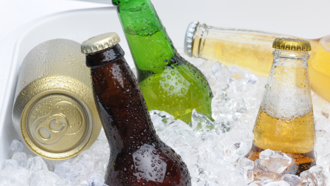 Alcamo: firmata l’ordinanza che vieta la vendita e la somministrazione di bevande in bottiglie di vetro e/o lattine