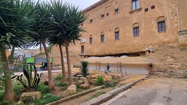 Iniziati i lavori di ripristino del muro in piazza Dante