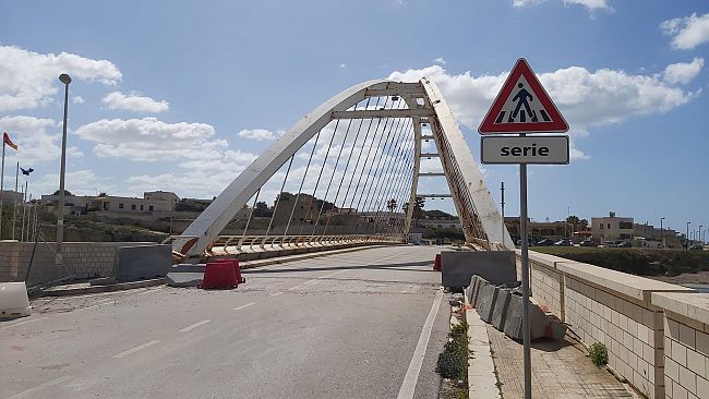 Ponte sul fiume Arena, rimosse transenne e muretti del cantiere dei lavori 