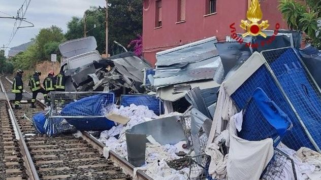 scontro-autocarro-treno-merci-a-un-passaggio-a-livello-di-cefalu