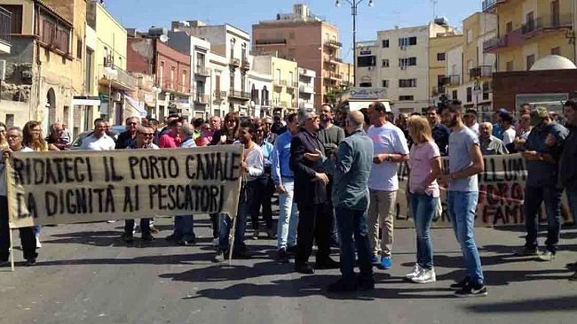 Mazara, il Presidente degli armatori mazaresi, Asaro, minaccia il suicidio, solidarietà di Tumbiolo